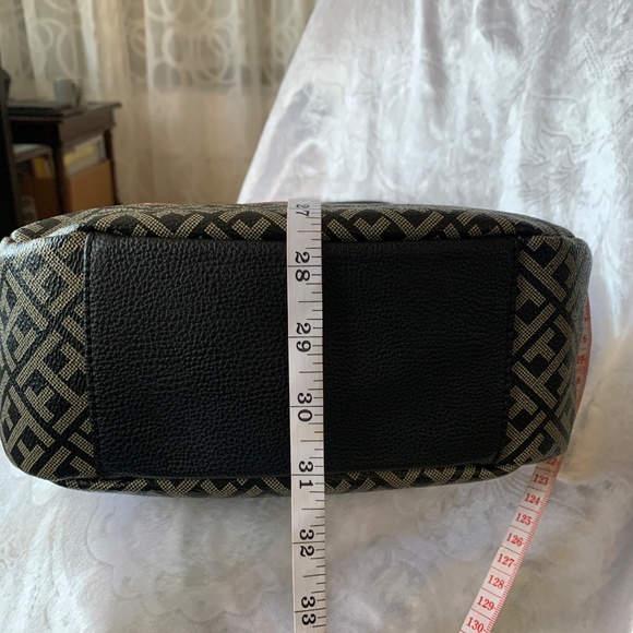 Tommy Hilfiger Medium Hobo Shoulder Bag – Stylish & Versatile in Stunning Color - Picture 7 of 12